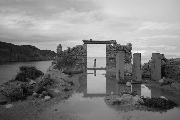 Foto antiguo edificio junto al mar contra el cielo