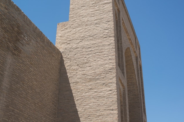 Un antiguo edificio de ladrillo con una torre. Edificios antiguos de Asia medieval. Bukhara, Uzbekistán