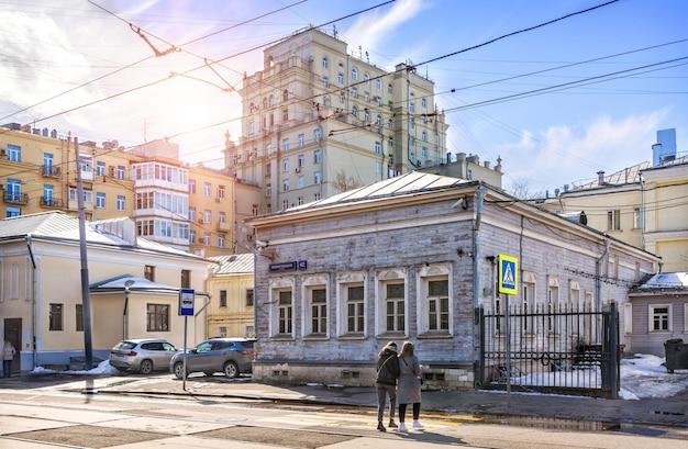 Antiguo edificio de madera calle Novokuznetskaya Moscú