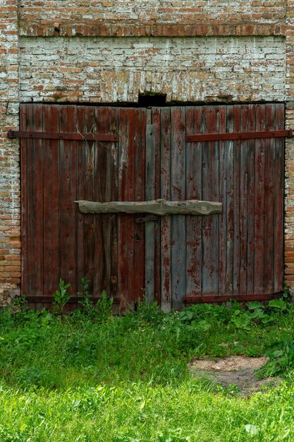 Un antiguo edificio no residencial de ladrillo Un antiguo edificio histórico Ventanas arqueadas inusuales y grandes puertas de madera en una antigua sinagoga