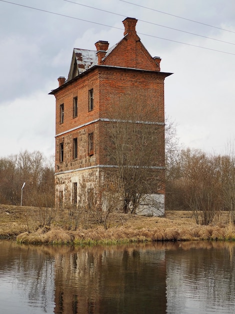 El antiguo edificio a orillas del río en el parque del Museo Estatal Roerich Izvara