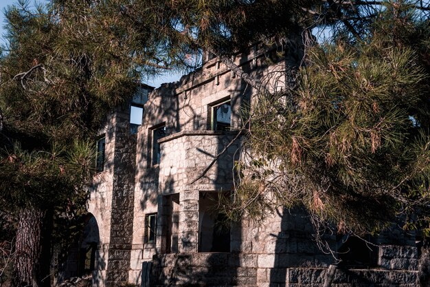 Antiguo edificio de piedra abandonado y demolido. Enfoque selectivo.