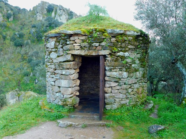 antiguo edificio de piedra en las Arribas de Salamanca