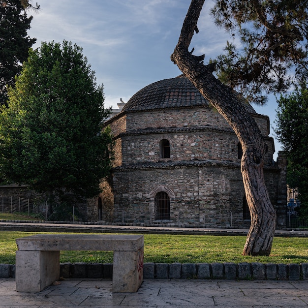 Antiguo edificio de piedra de estilo bizantino entre los árboles en el parque de una ciudad europea