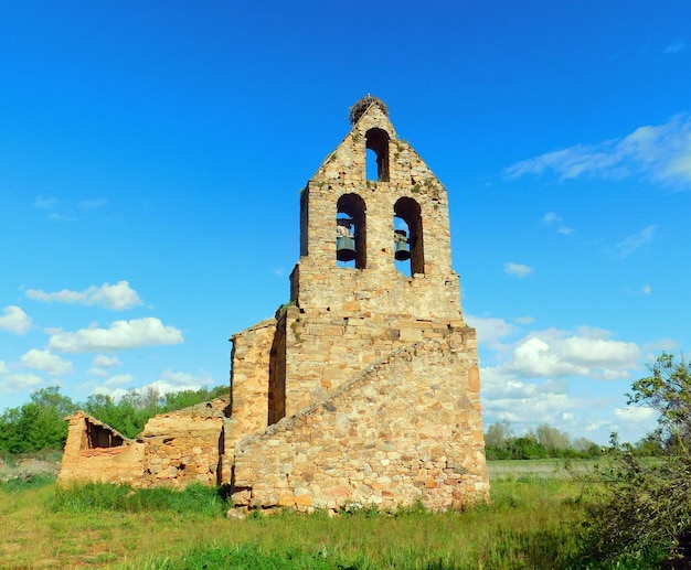 Un antiguo edificio de piedra con la palabra iglesia