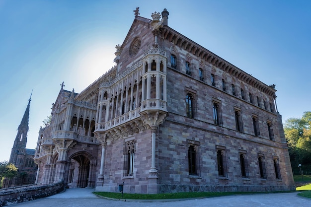 antiguo edificio de piedra con el sol detrás