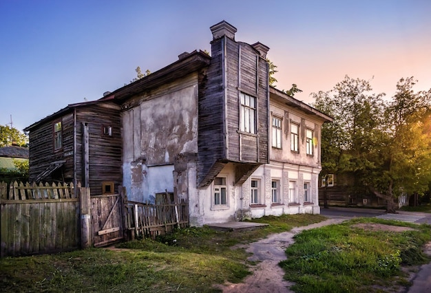 Foto antiguo edificio residencial en la ciudad de la región de kimry tver