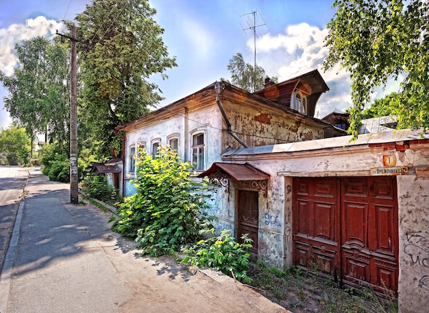 Antiguo edificio residencial en la ciudad de la región de Kimry Tver