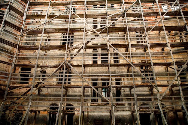 Antiguo edificio residencial en ruinas. vivienda de emergencia