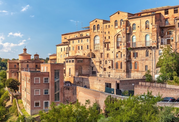 Antiguo edificio residencial típico medieval en Florencia, Italia.