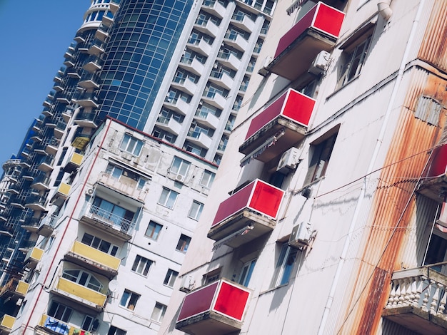 Antiguo edificio residencial de varios pisos bajo la brillante luz del sol