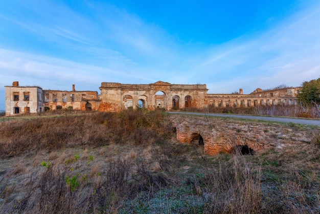 Antiguo edificio en ruinas en la ciudad de Izyaslav al amanecer Ucrania