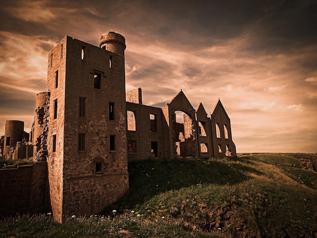 Antiguo edificio en ruinas contra el cielo durante la puesta de sol