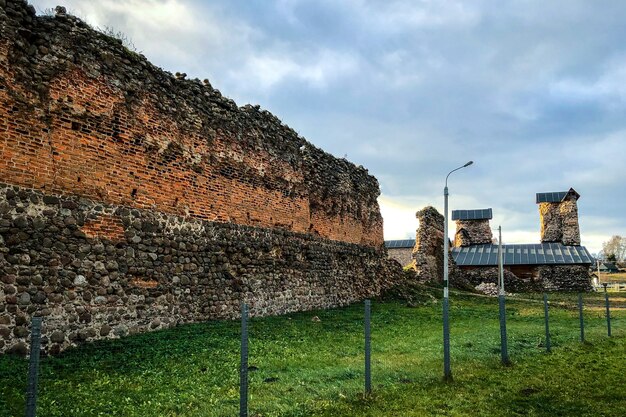 Antiguo edificio en ruinas de ladrillo rojo.