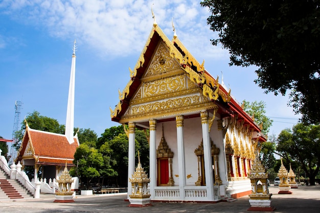 Antiguo edificio ubosot antiguo del templo de Wat Khae para los viajeros tailandeses que visitan y respetan la bendición de la oración desean el misterio sagrado adorar a la deidad del ángel de buda en la ciudad de Suphanburi en Suphan Buri Tailandia