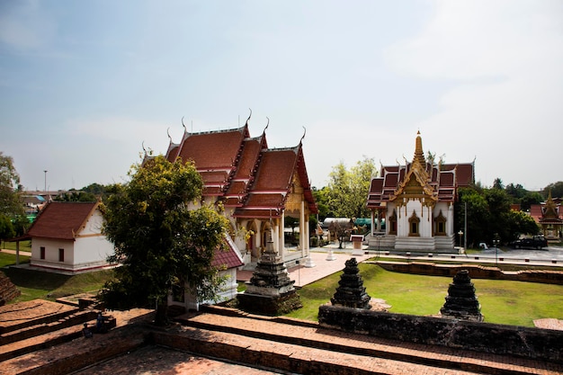 Antiguo edificio ubosot del templo Wat Phra Si Rattana Mahathat para los viajeros tailandeses que visitan y respetan la bendición de la oración deseo el misterio sagrado adorar a Buda en la ciudad de Suphanburi en Suphan Buri Tailandia