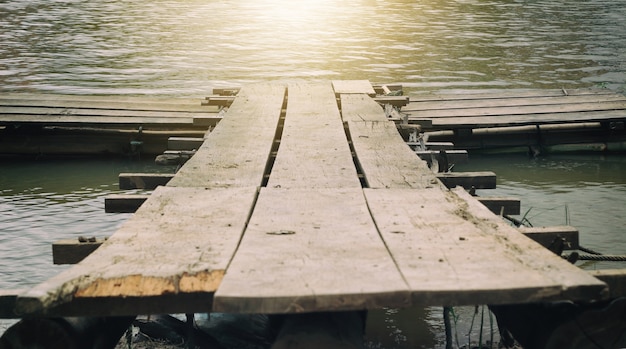 Foto antiguo estilo antiguo puente de madera para cruzar el río