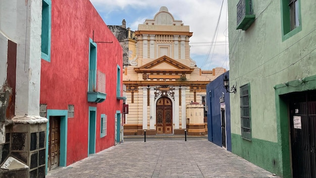 Antiguo exconvento y coloridos edificios de México