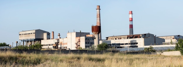 Antiguo exterior de fábrica de la URSS, industria