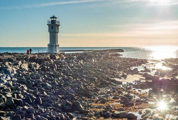 El antiguo faro de Arkranes inactivo al final de la península fue construido desde 1918 bajo un cielo azul Islandia