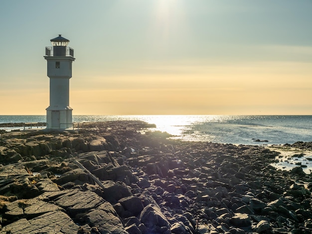 El antiguo faro de Arkranes inactivo al final de la península fue construido desde 1918 bajo un cielo azul Islandia