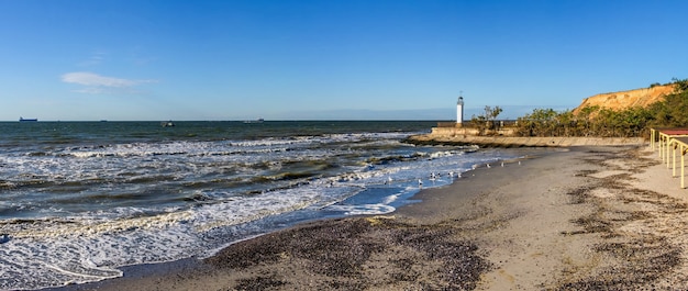 Foto antiguo faro karabush en la localidad turística de morskoe cerca de odessa, ucrania, en un soleado día de primavera