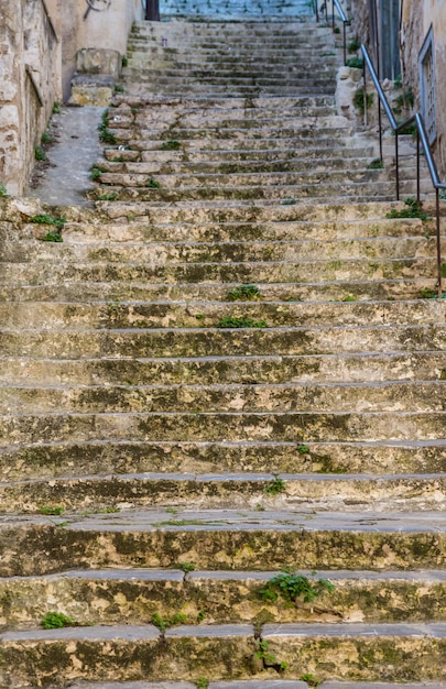 Antiguo fondo de escalera resistida