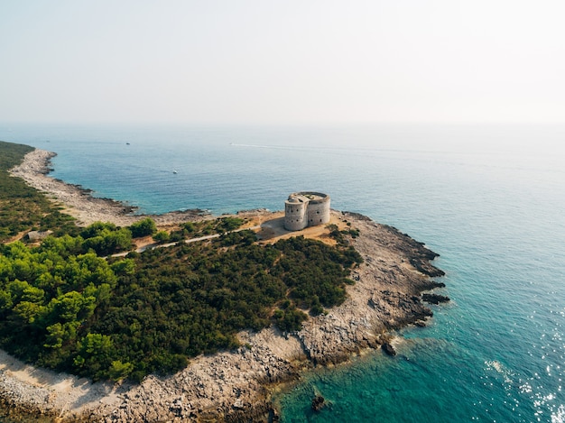 El antiguo fuerte arza a la entrada de la bahía de kotor en montenegro