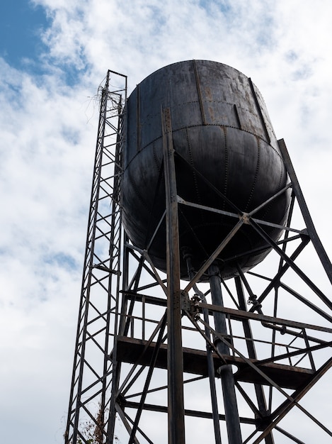 Antiguo gran tanque de agua.