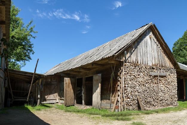 Antiguo granero de madera rústica en pueblo en verano