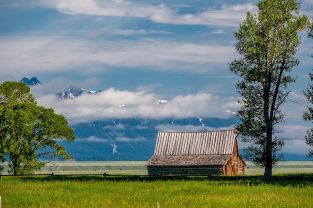 Antiguo granero en las montañas Grand Teton