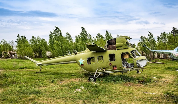 Antiguo helicóptero militar de la urss en el aeródromo abandonado