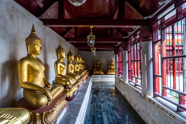 Antiguo y hermoso Buda dorado Muchas estatuas en Wat Phra Si Rattana Maha, que también se conoce coloquialmente como Wat Yai, es un templo budista. Es un gran turista en los lugares públicos de Phitsanulok, Tailandia.