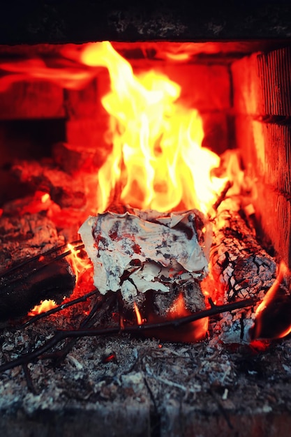 Antiguo horno con fuego de llama