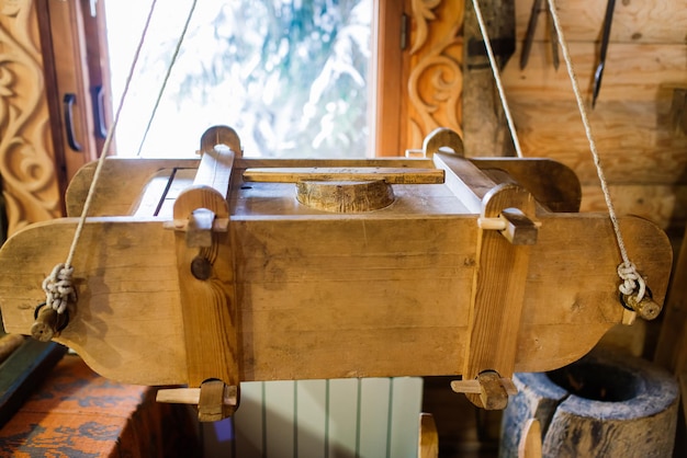 Antiguo interior de una casa rural en un parque etnográfico. Estufa vieja