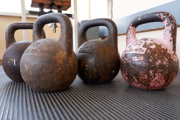 Antiguo interior de gimnasio con pesas y equipos de la vieja escuela