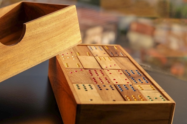 Antiguo juego chino de mahjong sobre fondo negro