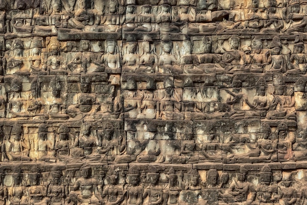 Antiguo Khmer tallado sobre fondo de piedra