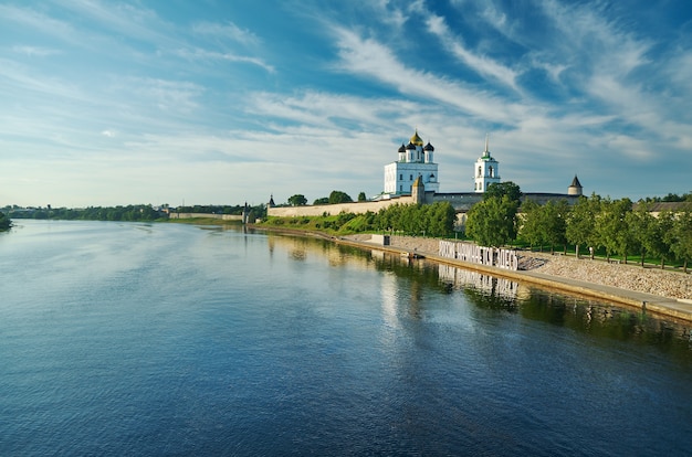 Foto antiguo kremlin de pskov en el río velikaya, rusia