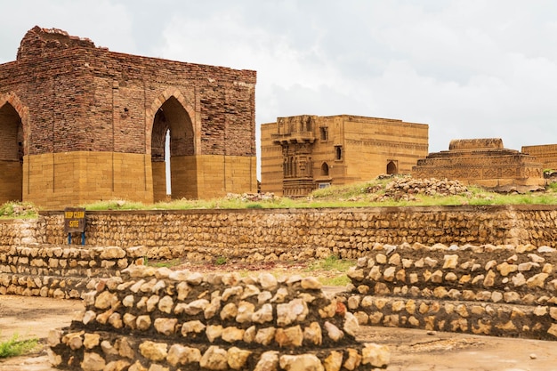 Antiguo mausoleo y tumbas en Makli Hill en Thatta, Pakistán. necrópolis, cementerio