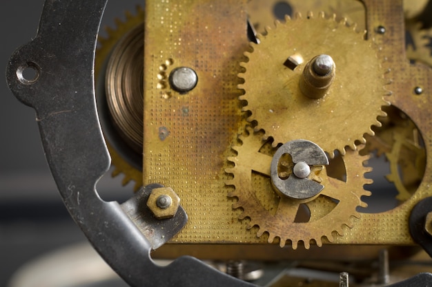 Foto antiguo mecanismo de reloj con engranajes y piñones.