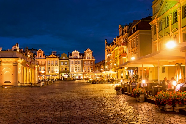 Antiguo mercado cuadrado famoso con restaurantes y cafeterías en Poznan