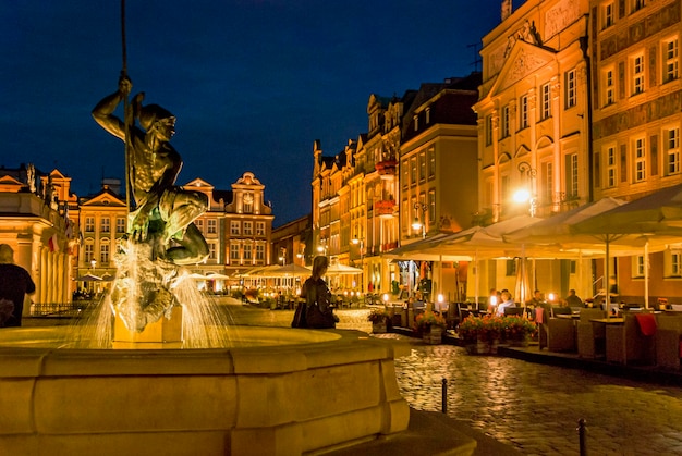 Antiguo mercado cuadrado famoso con restaurantes y cafeterías en Poznan