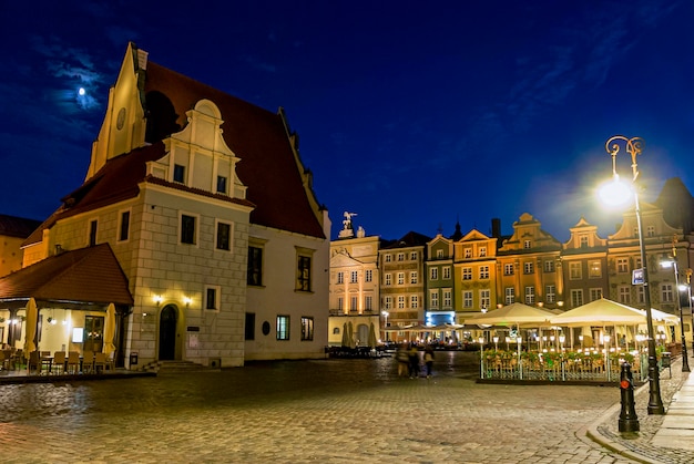 Antiguo mercado cuadrado famoso con restaurantes y cafeterías en Poznan