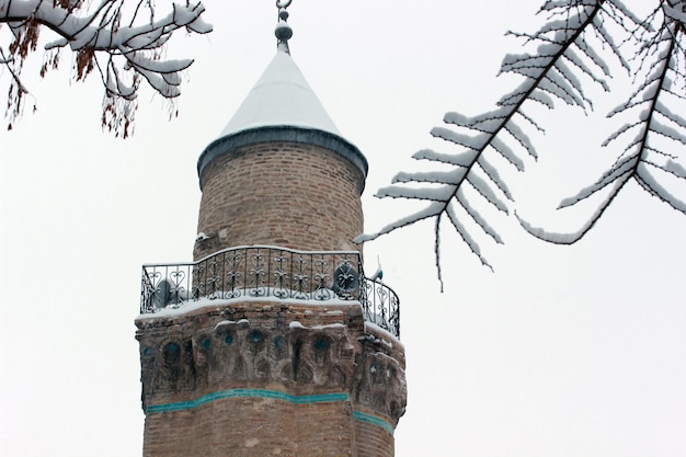 Antiguo minarete de la mezquita en Konya