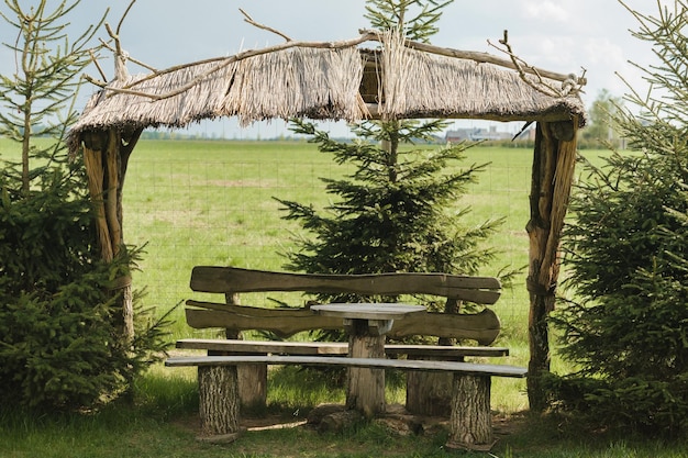 Un antiguo mirador de madera para relajarse en el parque Equipado con mesas y bancos de madera