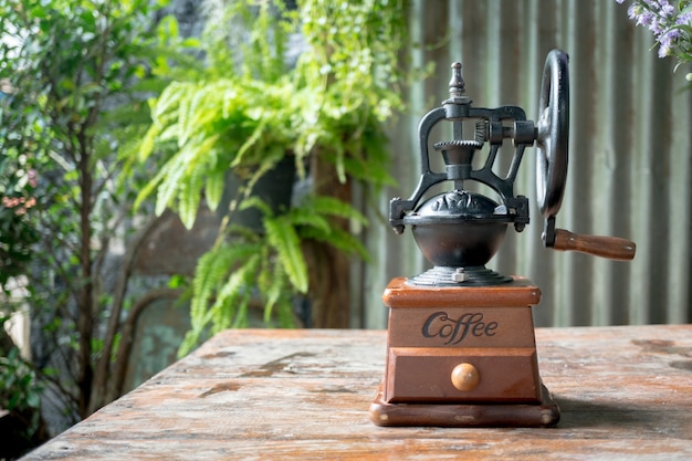 antiguo molino de café de la vendimia sobre fondo de madera de la tabla