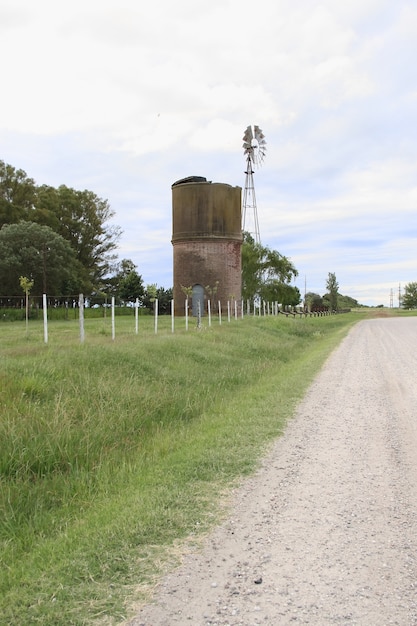 Foto antiguo molino de campo en la pampa argentina