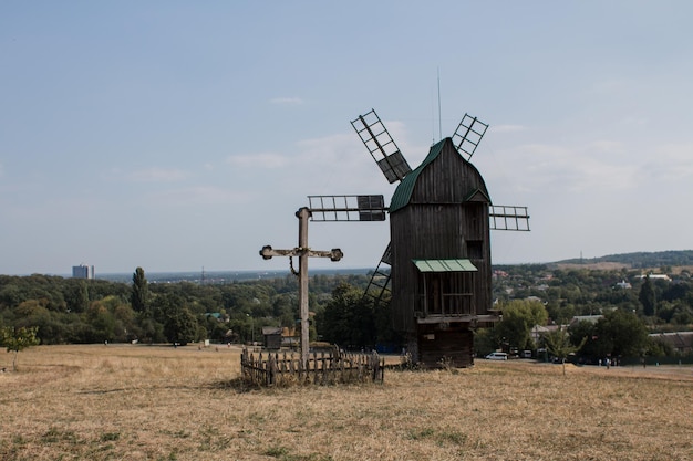 Antiguo molino de madera en un campo en verano