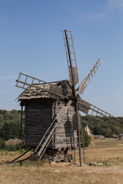 Antiguo molino de madera en un campo en verano